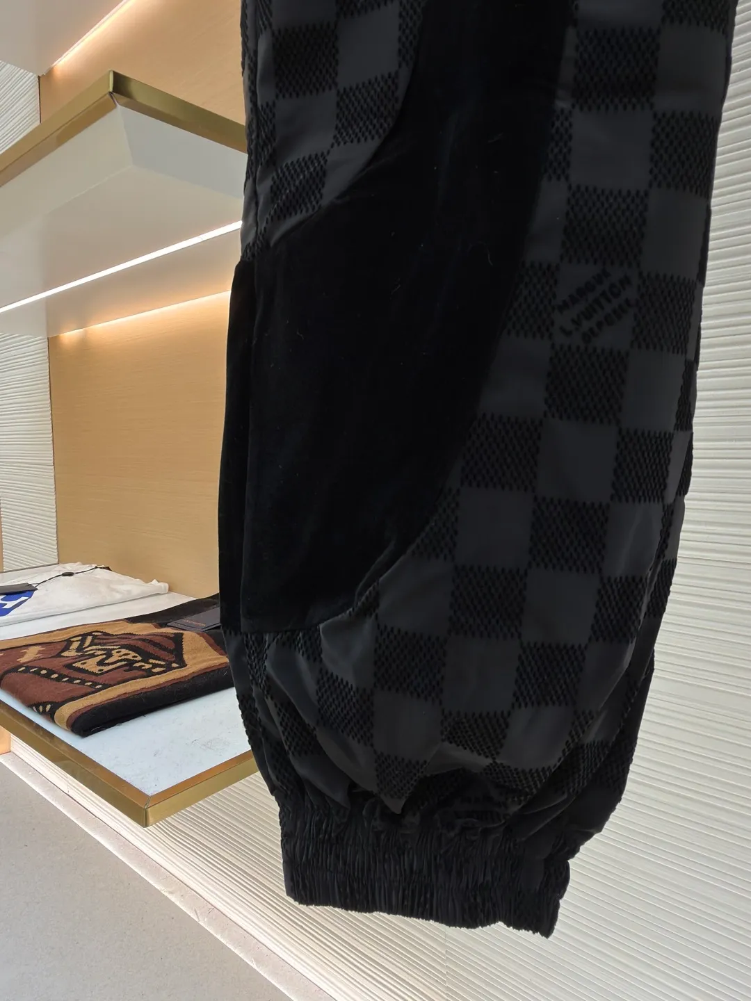 LOUIS VUITTON Checkerboard flocked trousers ●Original version: Purchased and developed by 18487 ●Item number: 1681045-B45 ●Fabric: flocked matte fabric ●Technology: jacquard production ●Version: fitted version ●Weight: about 335 grams ●Size: S-M-L-XL ●Description: Made of flocked matte Damier pattern integrated into Marque L.Vuitton Désée Logo, velvet ribbons with rich texture levels, the overall routing is straight and delicate, the fabrics are comfortable and soft, and the colors are consistent with no color difference. It can be matched with the same style to create a fashionable look and control various occasions. Customized accessories, complete with three labels, same style for men and women!